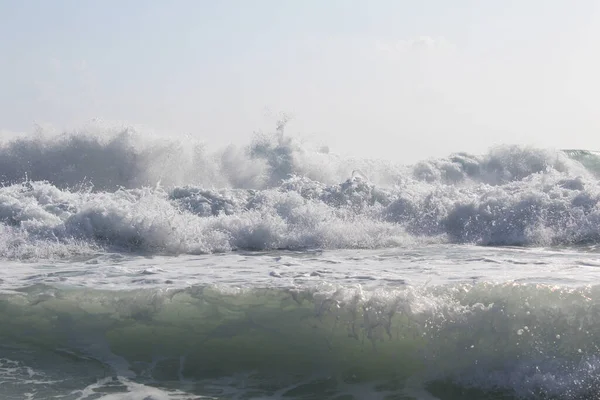 Tło Rozprysku Wody Fale Morzu Odizolowane Tle Błękitnego Nieba — Zdjęcie stockowe