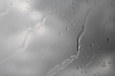 Pencereye su damlaları