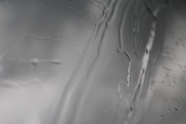 Pencereye su damlaları