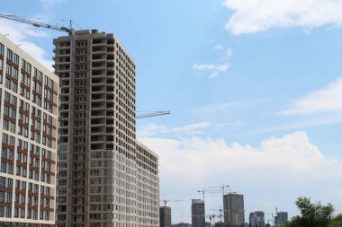 Yeni modern sektörde inşaat halindeki yeni apartman.