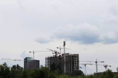 şehrin arka planında inşaat vinç
