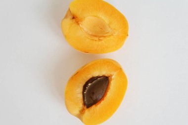 beyaz arkaplanlı taze portakal meyvesi