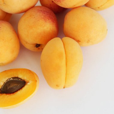 Taze olgun kayısılara yakın durun..