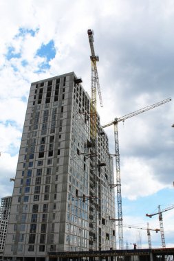 Bina inşaat halinde. Ofis binaları. Şehir merkezindeki gökdelenler