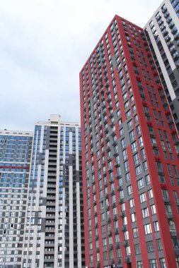 Mavi gökyüzünün arka planında yeni bir apartman bloğu