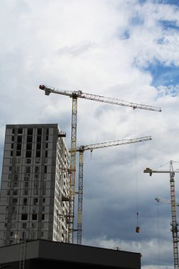 şehrin arka planında inşaat vinç