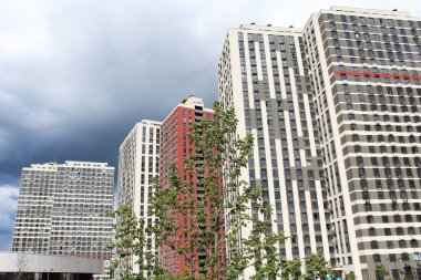 Mavi gökyüzü arka plan ile modern bina