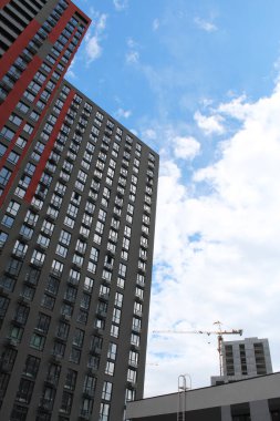 Kiev şehrinin modern mimarisi. Bir bina inşaatı. Vinçli inşaat alanı