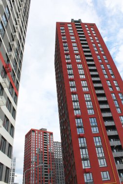 Şehirdeki modern binalar. Şehirdeki gökdelenler. Şehir merkezindeki binalar