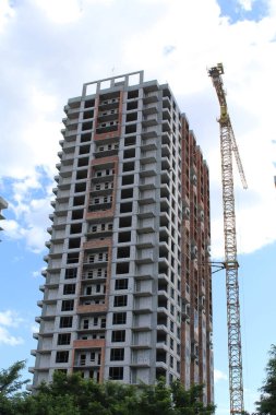 Vinçleri ve vinçleri olan bir inşaat alanı