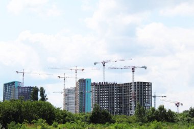 Yüksek binaların yeni inşaatı. Vinçli inşaat alanı