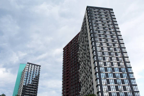 Modernos Edifícios Apartamentos Dia Ensolarado Cidade — Fotografia de Stock
