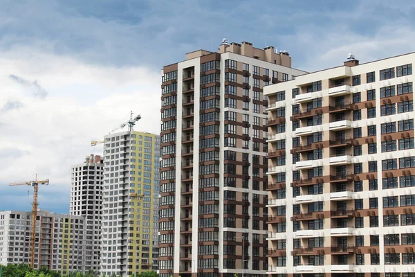Современные Жилые Здания Балконами Строительство Новых Домов Фоне Неба — стоковое фото