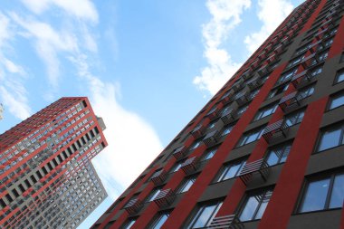 Gökdelenler ve ofisler açık mavi gökyüzüne karşı