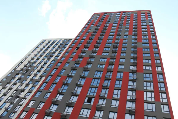 Novos Apartamentos Modernos Cidade Kiev Ucrânia Fachada Vermelha Preta Escritório — Fotografia de Stock