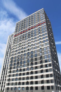 Mavi gökyüzü olan modern bina