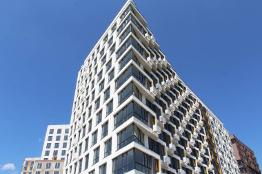 Gökyüzü olan modern ofis binası