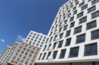 Modern bir apartmanın ön cephesi