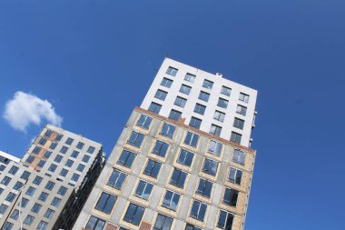 Gökyüzü olan modern ofis binası