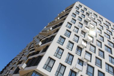 Kiev 'de modern bir apartmanın cephesi