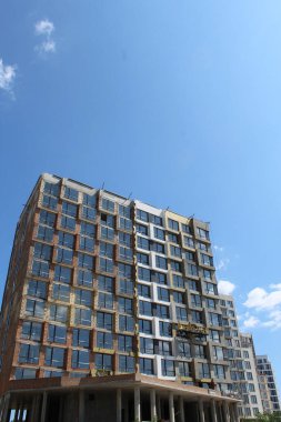 Güneşli bir günde yeni apartmanlar. ikametgah.