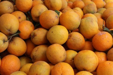 Pazarda satılık taze portakal meyvesi.