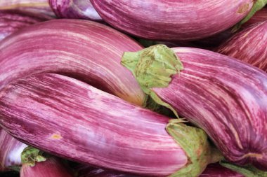 Piyasada taze mor patlıcanlar.