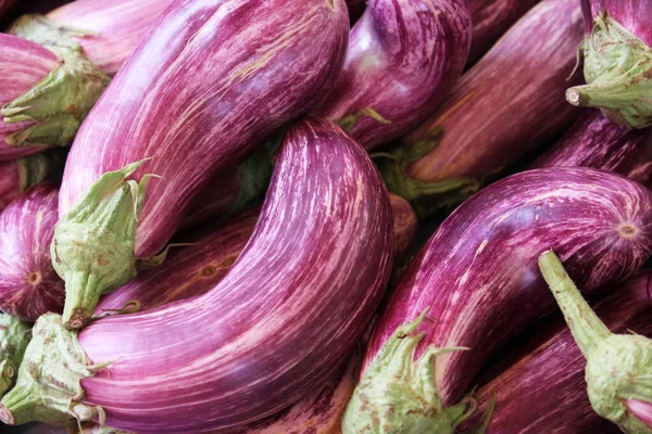 市場で新鮮な紫色の卵子 — ストック写真