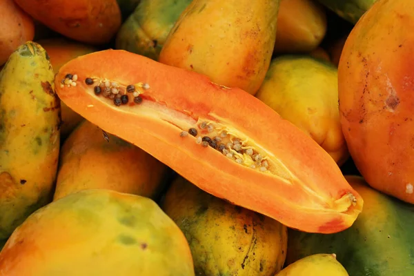 Papaya Meyvesinin Arka Planında Ikiye Bölünmüş Egzotik Meyve Taze Papaya — Stok fotoğraf