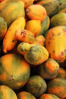 Markette olgun mango meyveleri