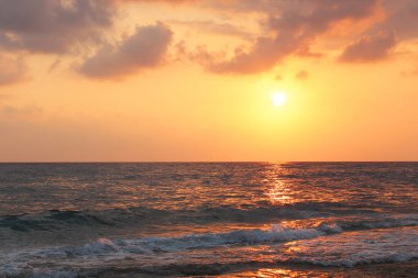 Sahilde gün batımı doğal arka plan