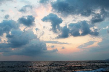 Sahilde güzel bir günbatımının arka planı