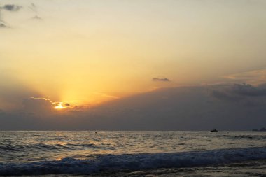 Denizde doğal gün batımı