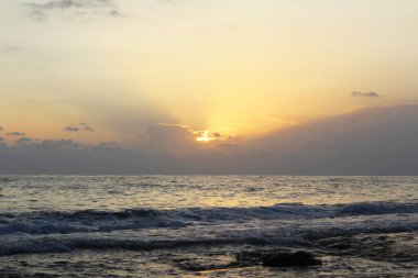  Denizin üzerinde doğal gün batımı
