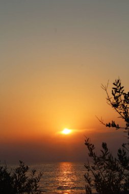 Denizin üzerinde güzel bir gün batımı