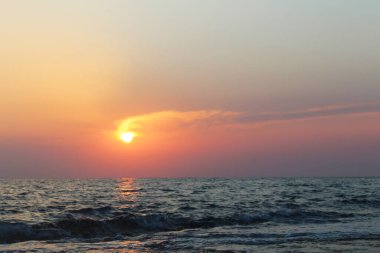 Denizin üzerinde güzel bir gün batımı