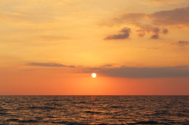 Okyanusun üzerinde güzel bir gün batımı