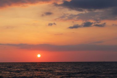 Denizde güzel bir gün batımı.