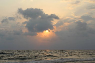 Sahilde güzel bir gün doğumu