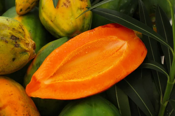 Oranje Mango Met Groene Bladeren — Stockfoto