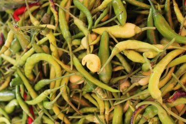 sağlıklı yiyecekler markette taze patlıcanlar