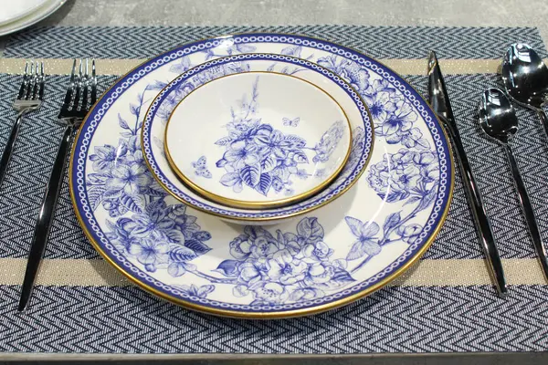 勺子和盘子桌 — 图库照片