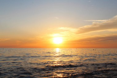 Denizin üzerinde güzel bir gün batımı