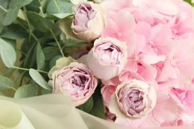 Tebrik kartı arka plan buketi güzel çiçekler.