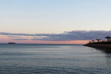 Denizin üzerinde gün batımı