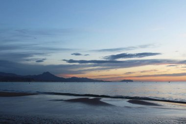 İspanya, Alicante 'deki Akdeniz sahilinde gün doğumu