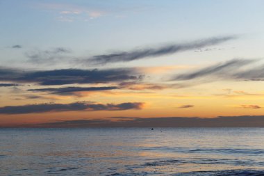 Sahilde güzel bir gün batımı