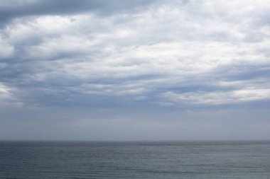 deniz üzerinde fırtına bulutları