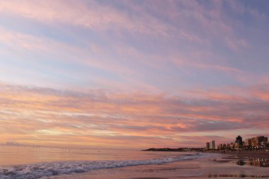  Sahilde güzel bir günbatımının doğal arka planı.
