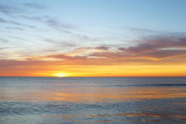 Doğal arka plan. Denizin üzerinde güzel gün doğumu.